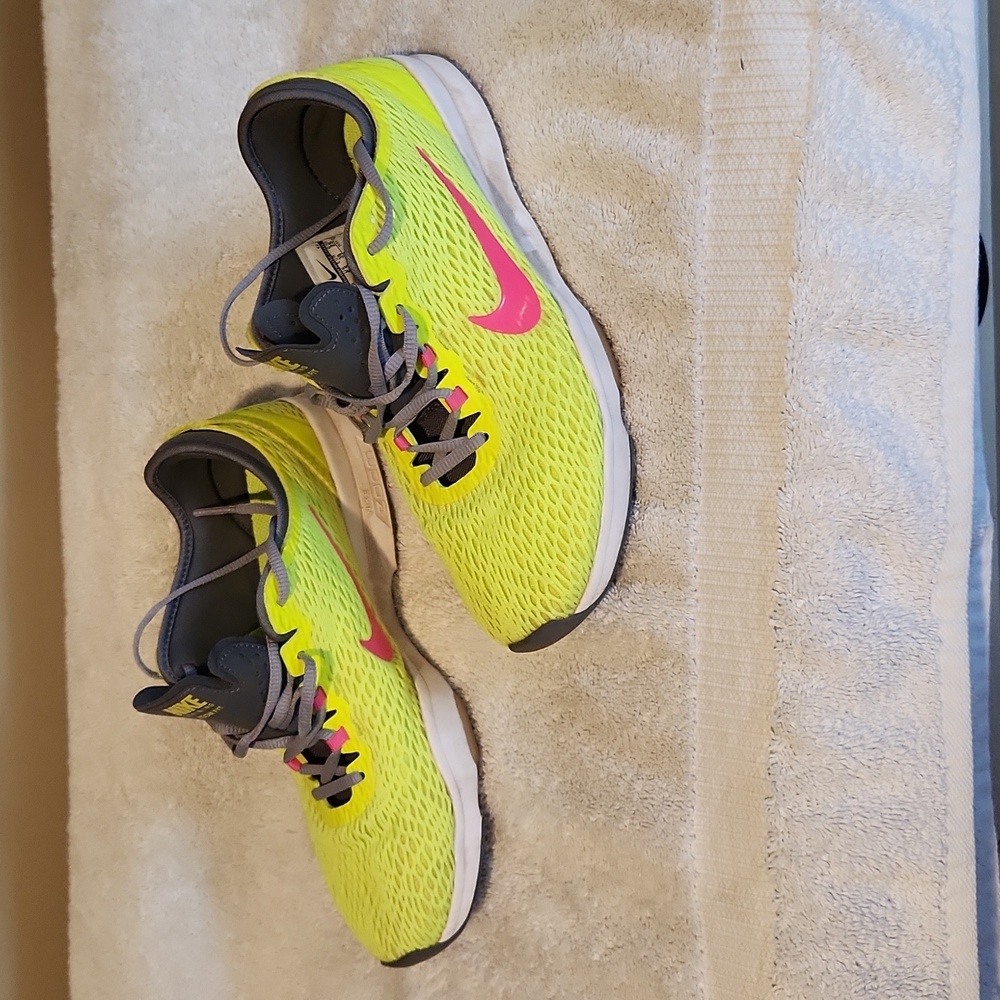 Nike Training Zoom Fit 704658-700 Women's Neon Yellow Athletic Shoe Size 8 - Picture 2 of 8